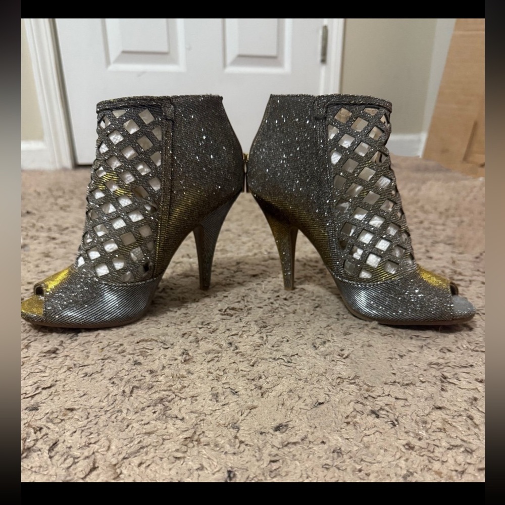 Elegant Silver to Gold Glitter Peep-Toe Heels;